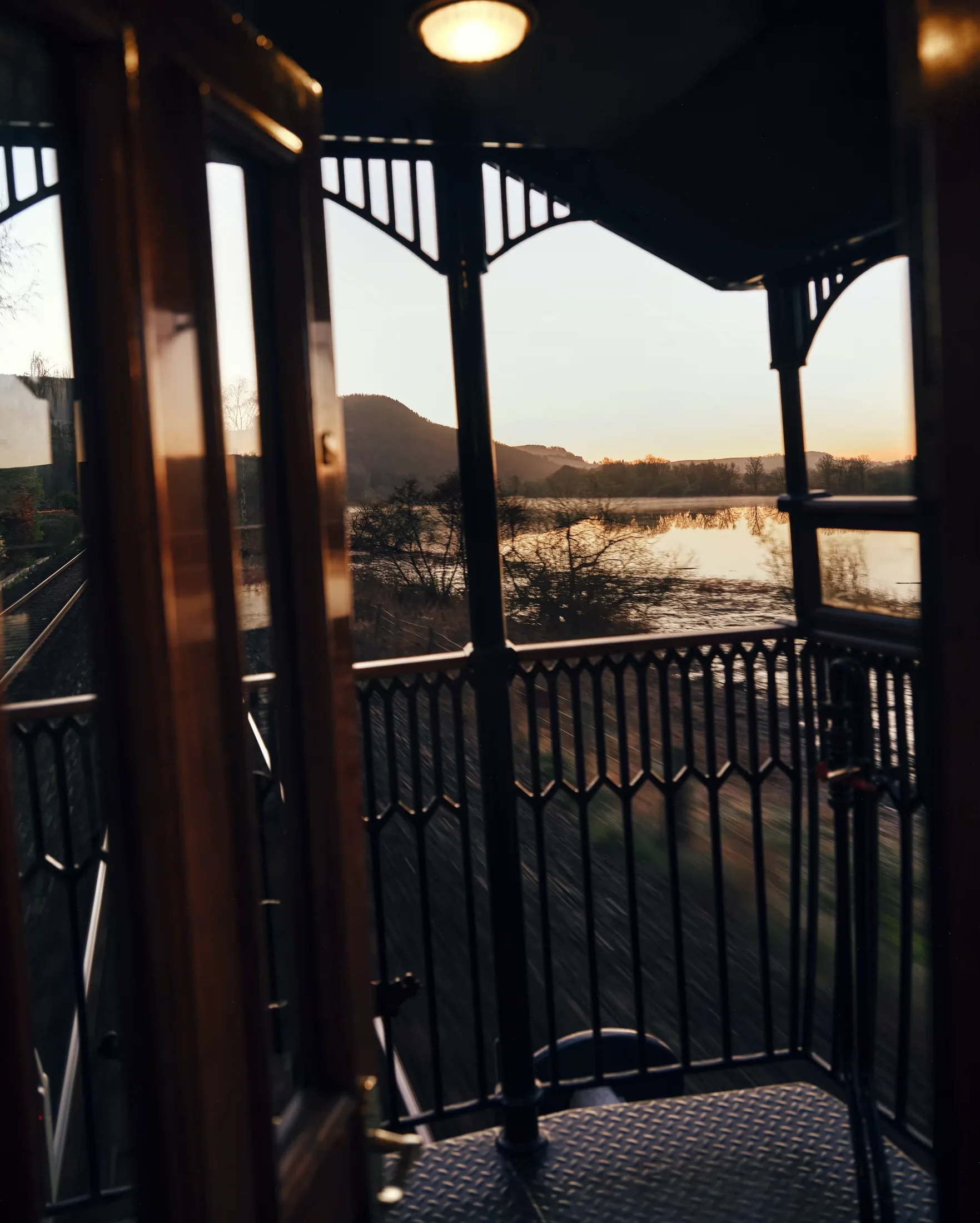 Plateforme d'observation du Royal Scotsman au coucher de soleil sur un loch &eacute;cossais