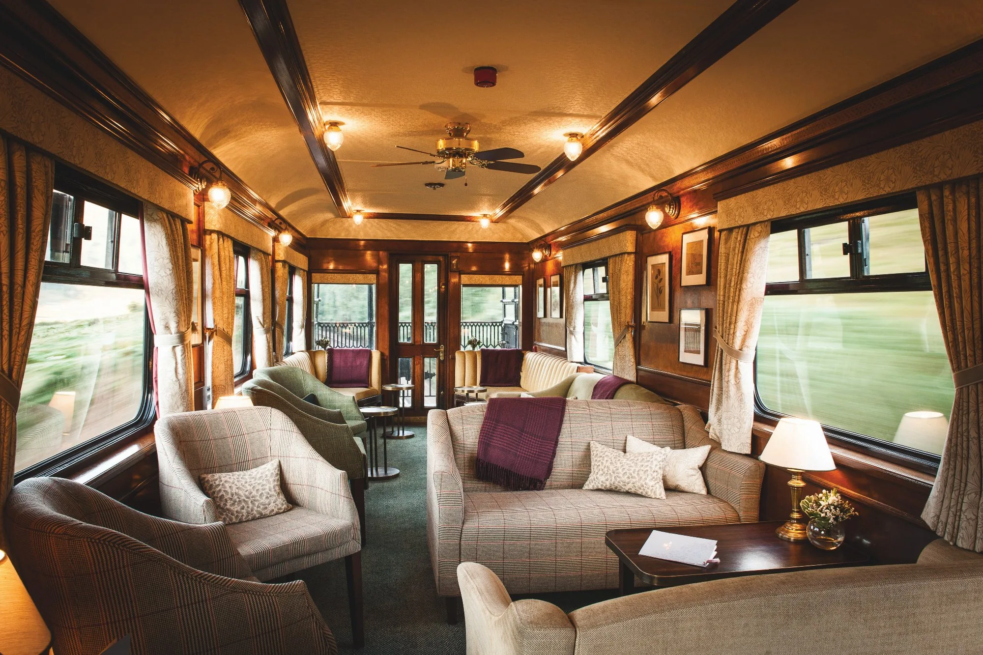 Salon lounge du Royal Scotsman avec fauteuils club &mdash; espace d&eacute;tente compl&eacute;mentaire au spa