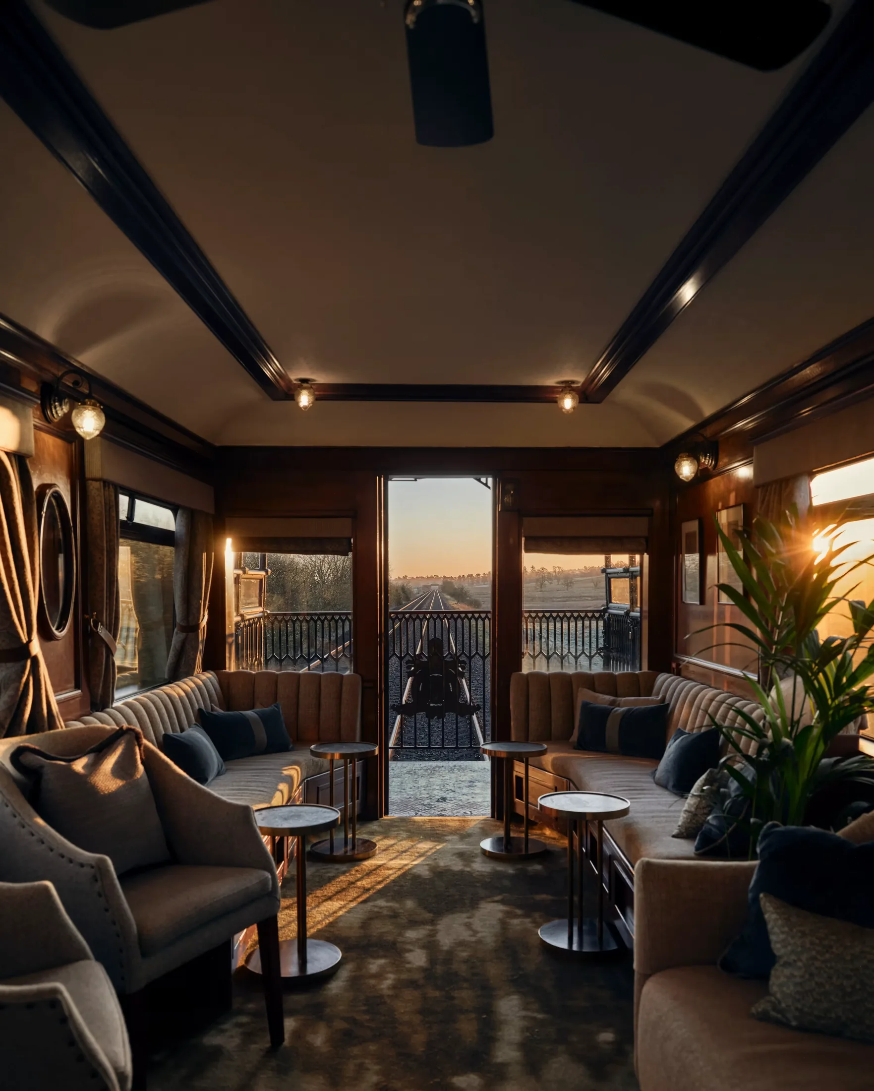 Salon d'observation du Royal Scotsman &mdash; porte ouverte, coucher de soleil sur les rails