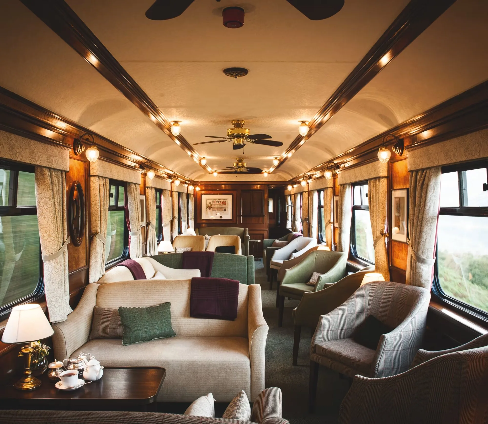 Salon panoramique du Royal Scotsman &mdash; vue sur les Highlands &eacute;cossais