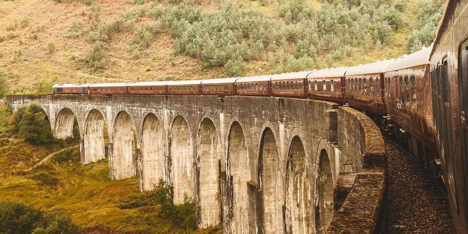 Le Royal Scotsman traversant le viaduc de Glenfinnan dans les Highlands &eacute;cossais &mdash; un itin&eacute;raire que l&rsquo;Orient Express ne propose pas