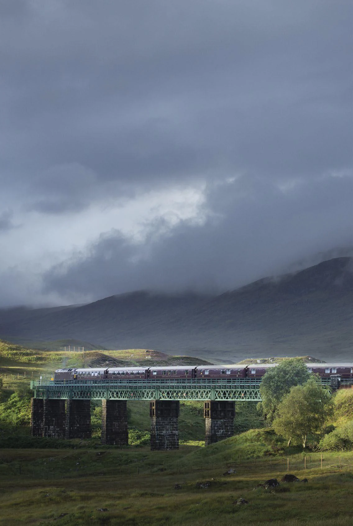 Le Royal Scotsman traversant le viaduc de Glenfinnan dans les Highlands &eacute;cossais