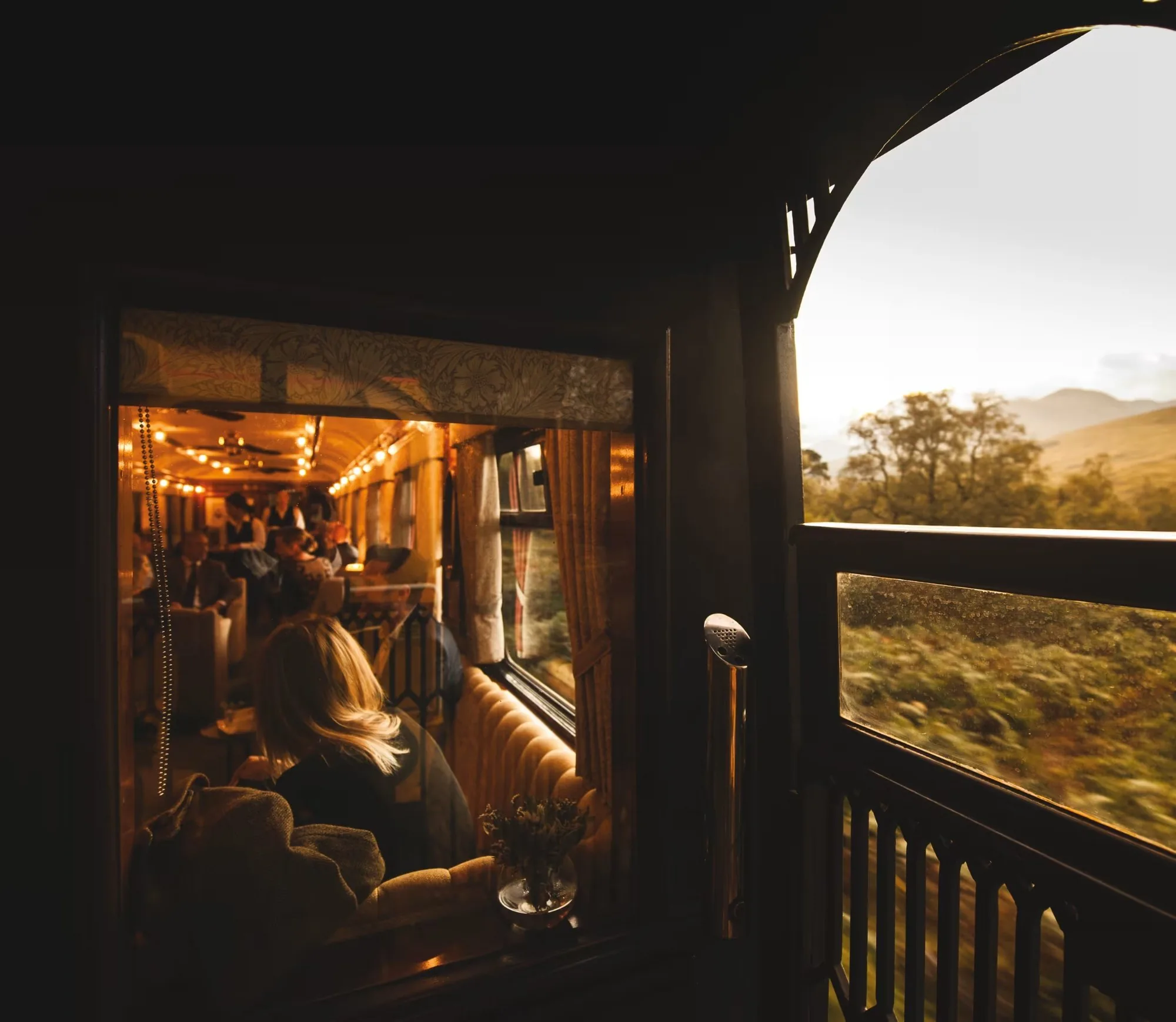 Voiture d'observation du Royal Scotsman au coucher du soleil sur les Highlands &eacute;cossais
