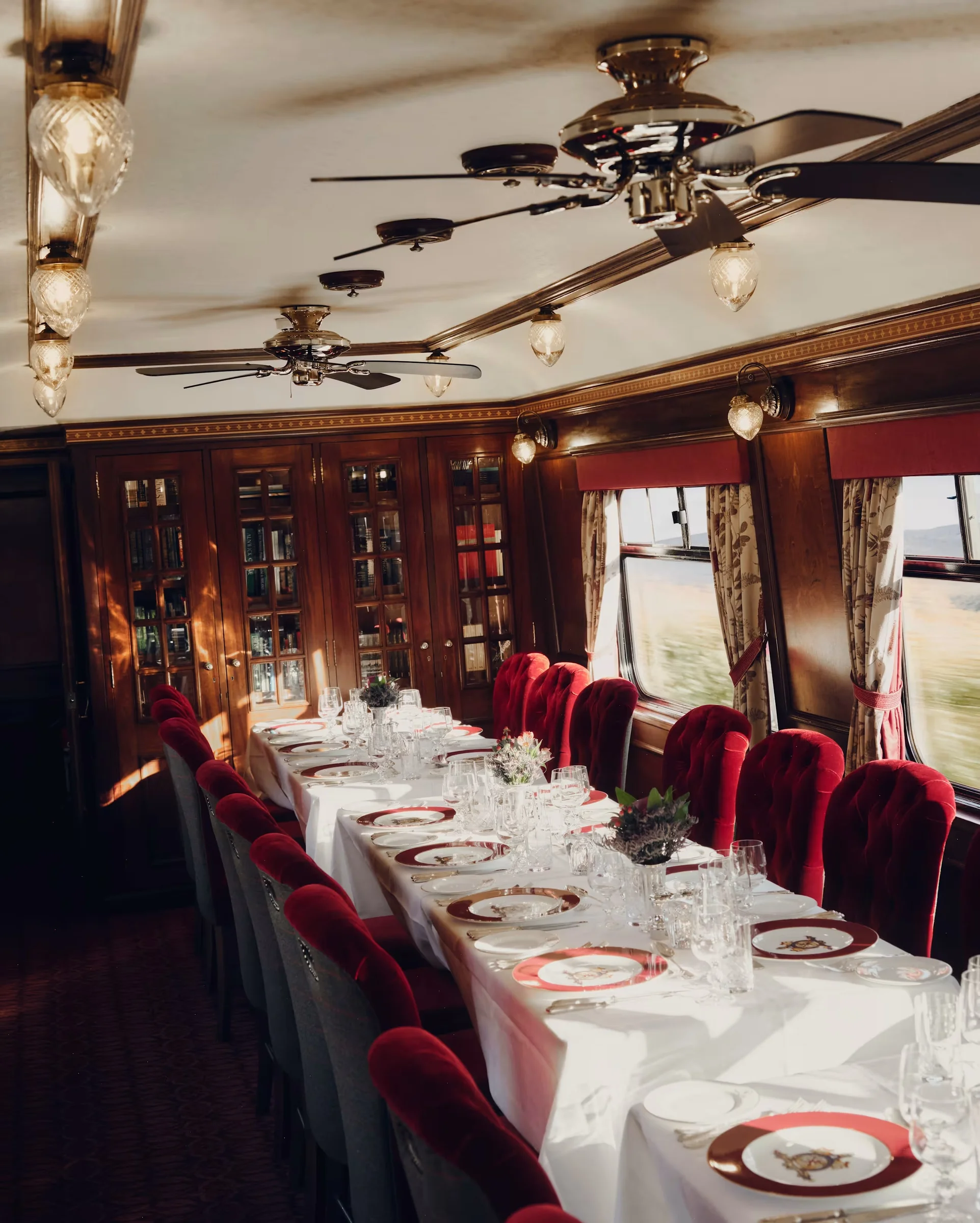 Wagon-restaurant du Royal Scotsman &mdash; lustres en cristal, boiseries d'acajou, fauteuils velours rouge