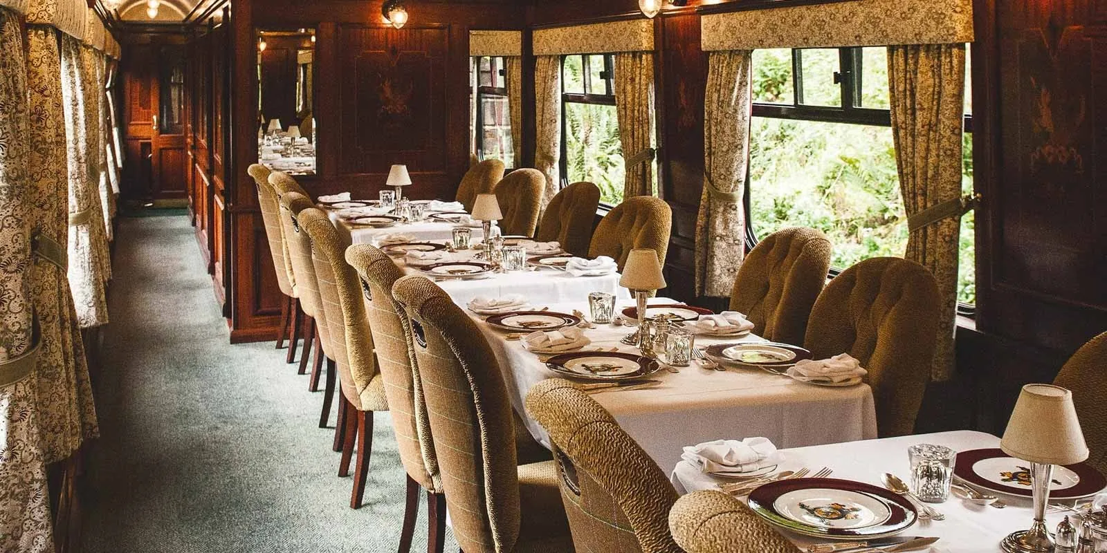 Wagon-restaurant du Royal Scotsman dress&eacute; pour le d&icirc;ner gastronomique