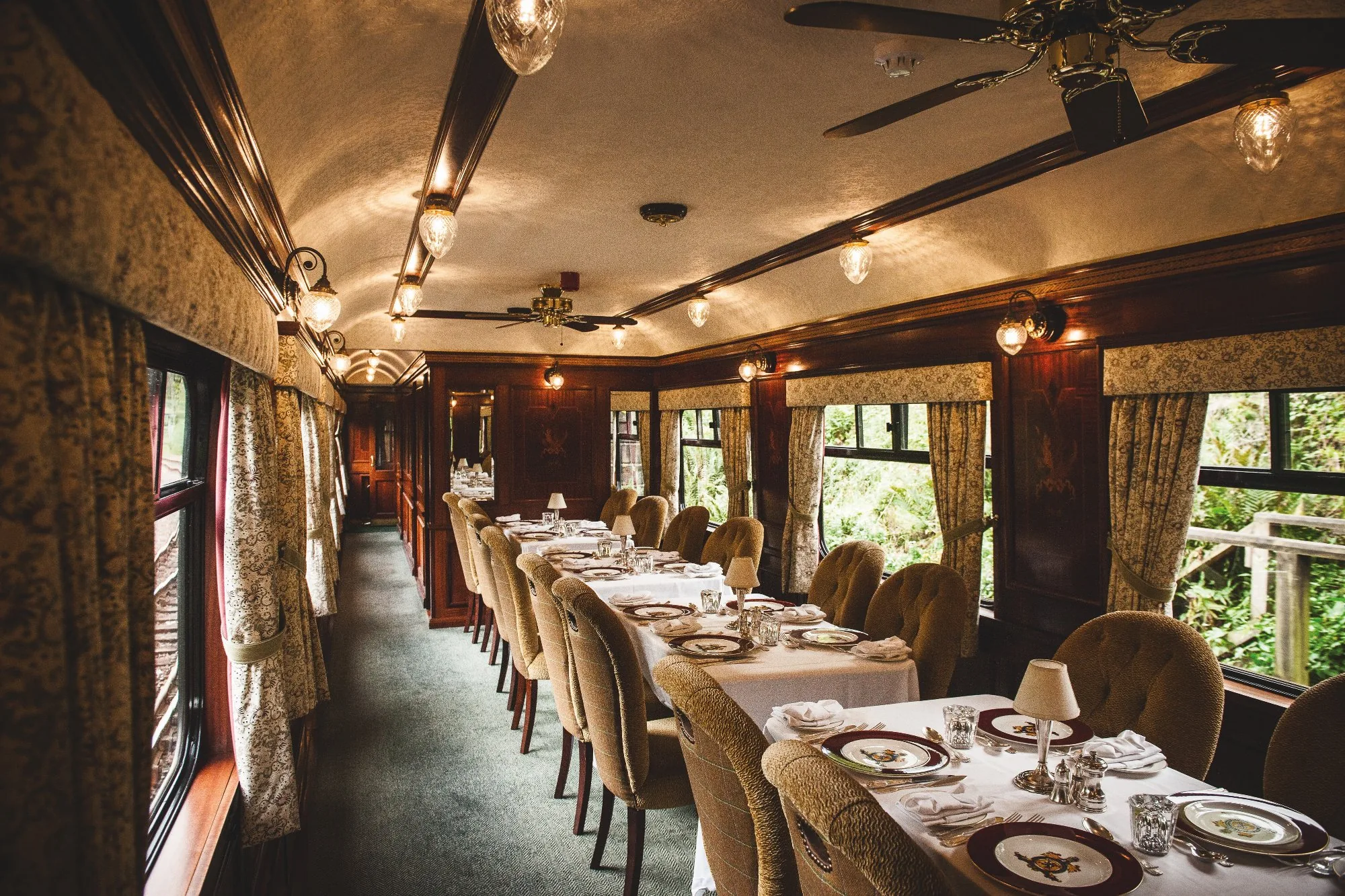 Service gastronomique dans le wagon-restaurant du Royal Scotsman &mdash; steward en livr&eacute;e