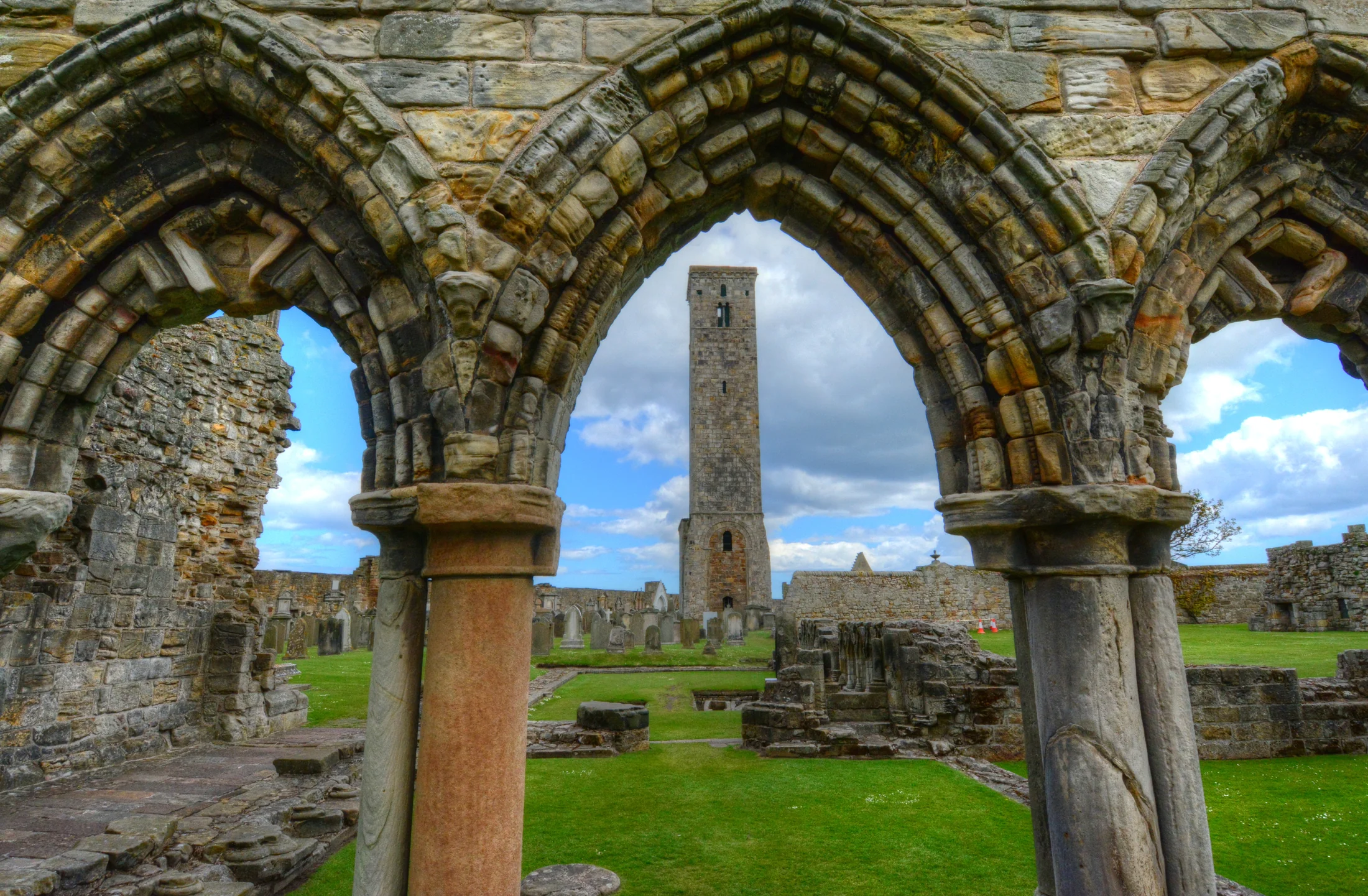 Cath&eacute;drale de St Andrews &mdash; arche gothique, tour m&eacute;di&eacute;vale, Fife, &Eacute;cosse
