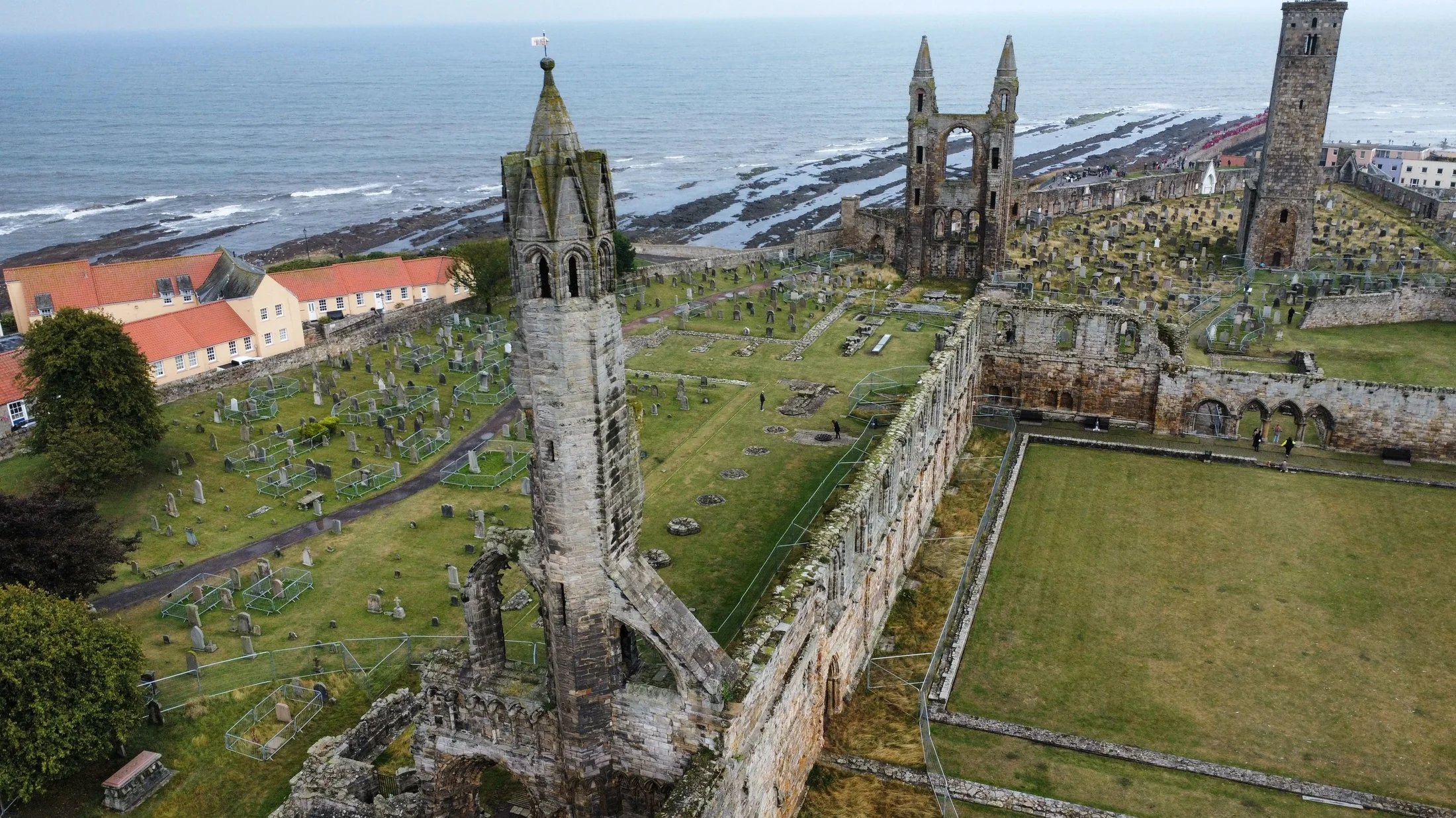 Ruines de la cath&eacute;drale de St Andrews vues du ciel