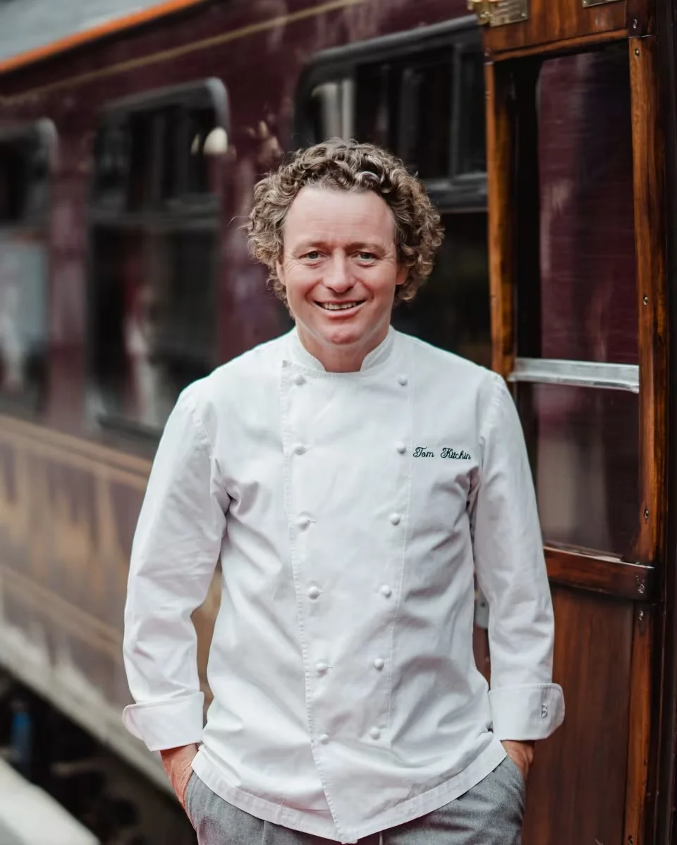 Tom Kitchin, chef &eacute;toil&eacute; &eacute;cossais, devant le Royal Scotsman