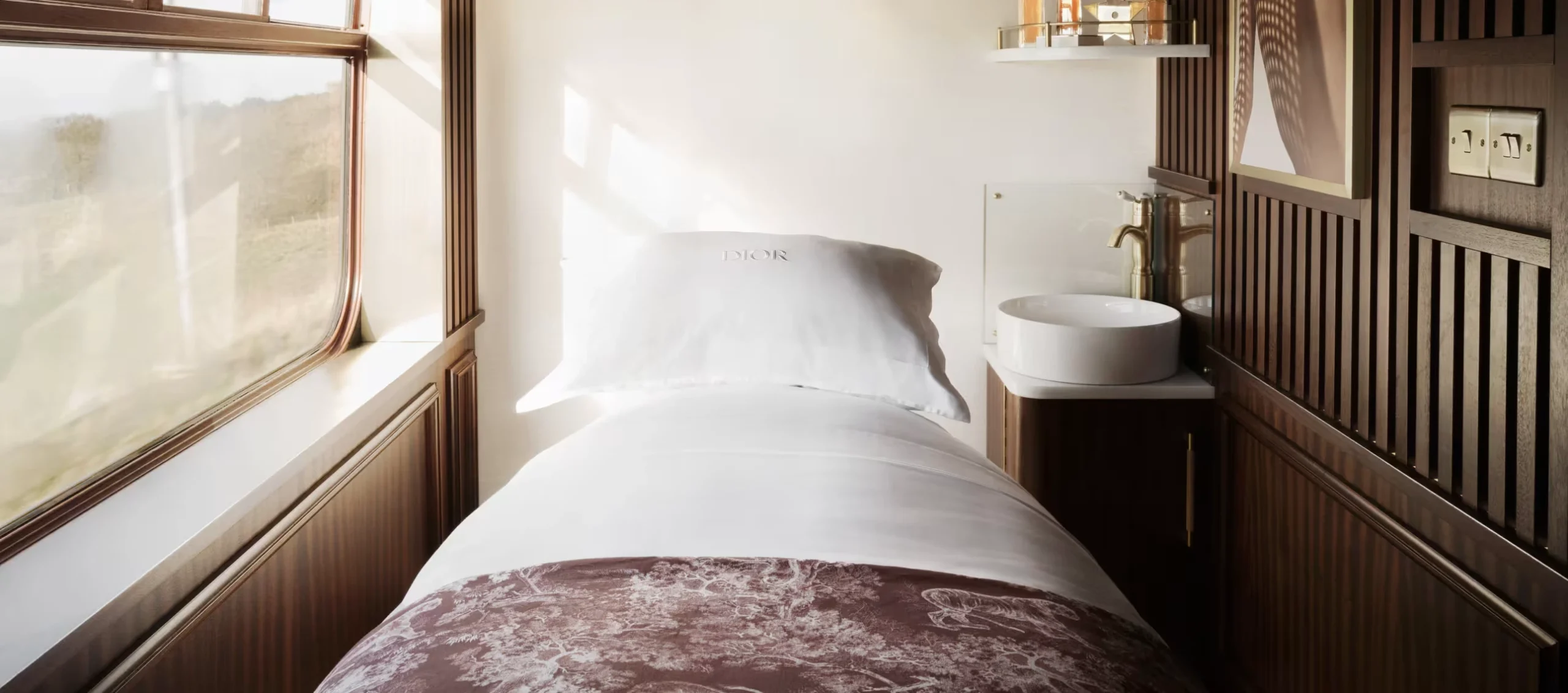 Cabine de soin du Dior Spa Royal Scotsman &mdash; boiseries de c&egrave;dre clair et table de massage