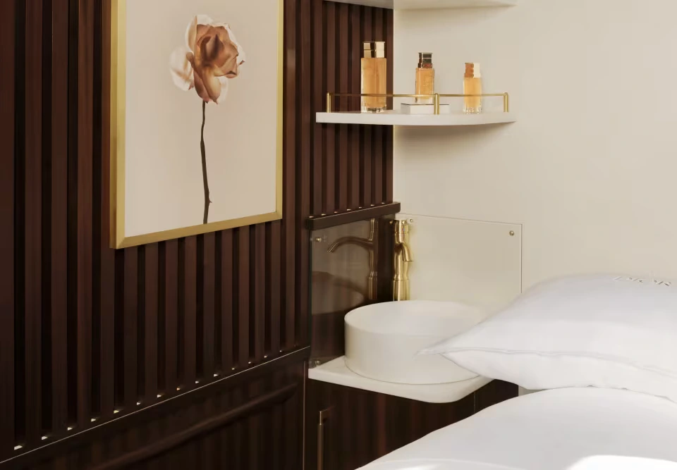 Int&eacute;rieur de la voiture spa Dior du Royal Scotsman &mdash; finitions naturelles et ambiance feutr&eacute;e