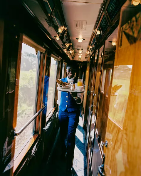 Steward en service dans une cabine du Venice Simplon-Orient-Express