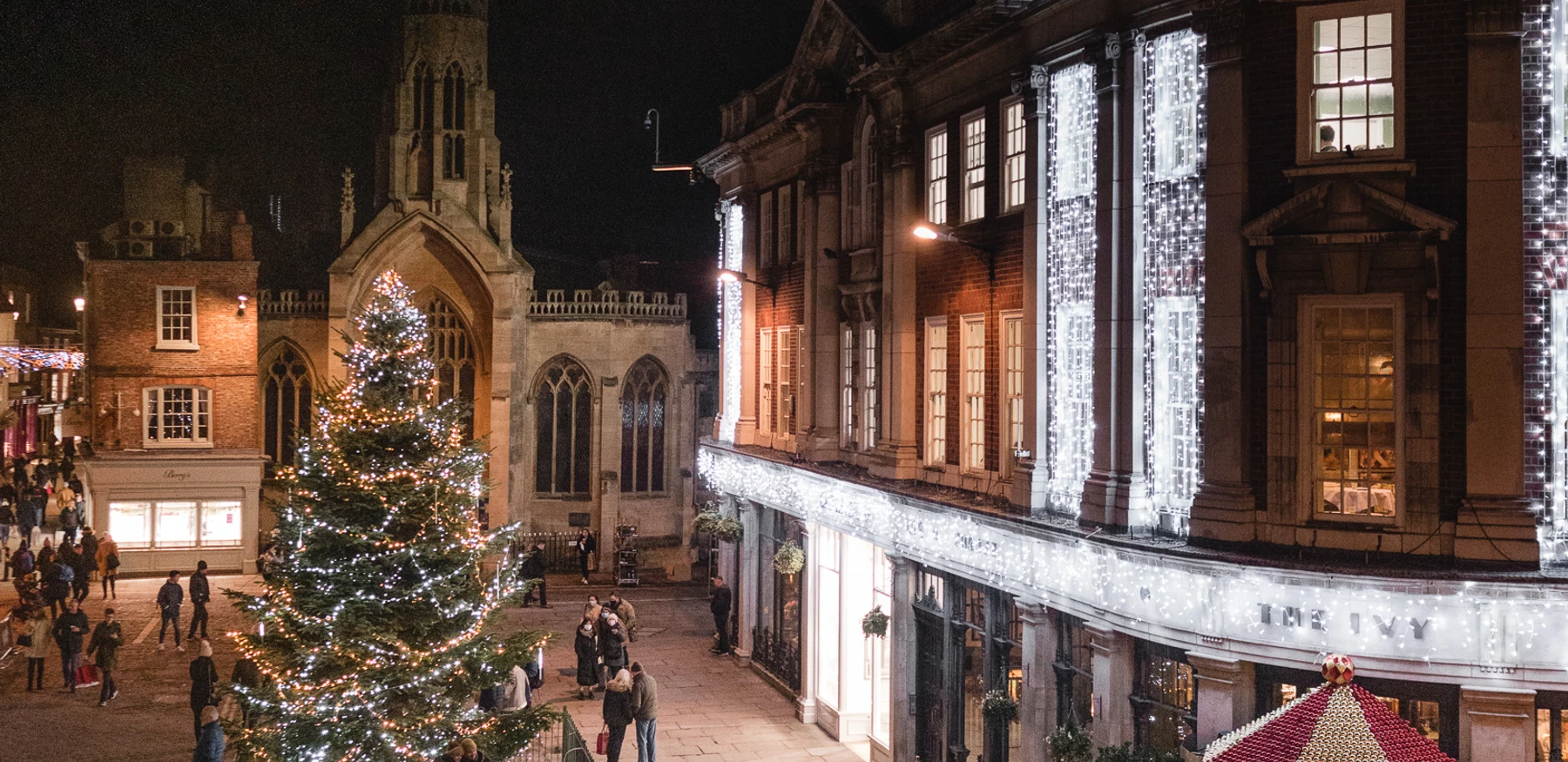 York by night &mdash; sapin g&eacute;ant illumin&eacute;, lumi&egrave;res de No&euml;l, fa&ccedil;ades georgiennes